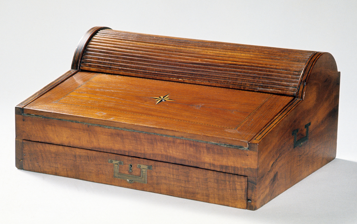 Tambour lid portable desk